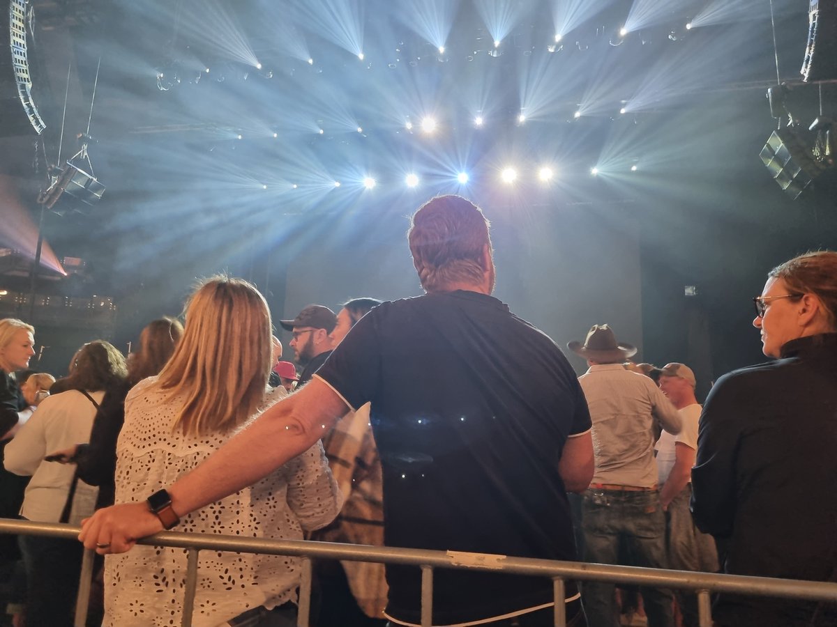 ClarissaMVC's tweet photo. Dear @Ticketek_AU why did i buy tickets on the first row to see @KeithUrban when the view from my seat is rodiculous. Please refund. https://t.co/wfQphLtxn5