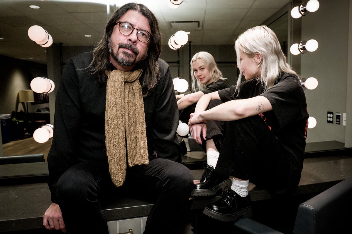 Lockup_1960's tweet photo. Billie Eilishのライブにゲスト出演したPhoebe BridgersとDave Grohl、バックステージで撮られた2ショットがキマりすぎててこのまま表1(=表紙)で使えそう/Photo by Timothy Norris #HTEEncore2 #HTEEncoreShows @thekiaforum https://t.co/j9D5QFrkEC