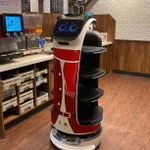 可愛くて会話もできちゃうネコ型配膳ロボット。客の９割から支持される人気者に。