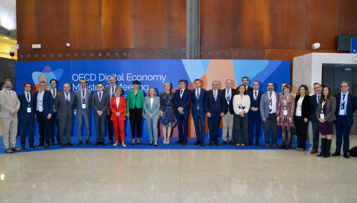 econoempleoEXT's tweet photo. ‼️Extremadura participará en tres proyectos estratégicos destinados a promover la transformación digital del tejido productivo

👉Redes Territoriales de Especialización Tecnológica (RETECH) en áreas 'Gemelos Digitales', 'Smart Agro' y 'Ciberseguridad'

➕https://t.co/LSbSOzPQC3 https://t.co/JDtYffSMw9