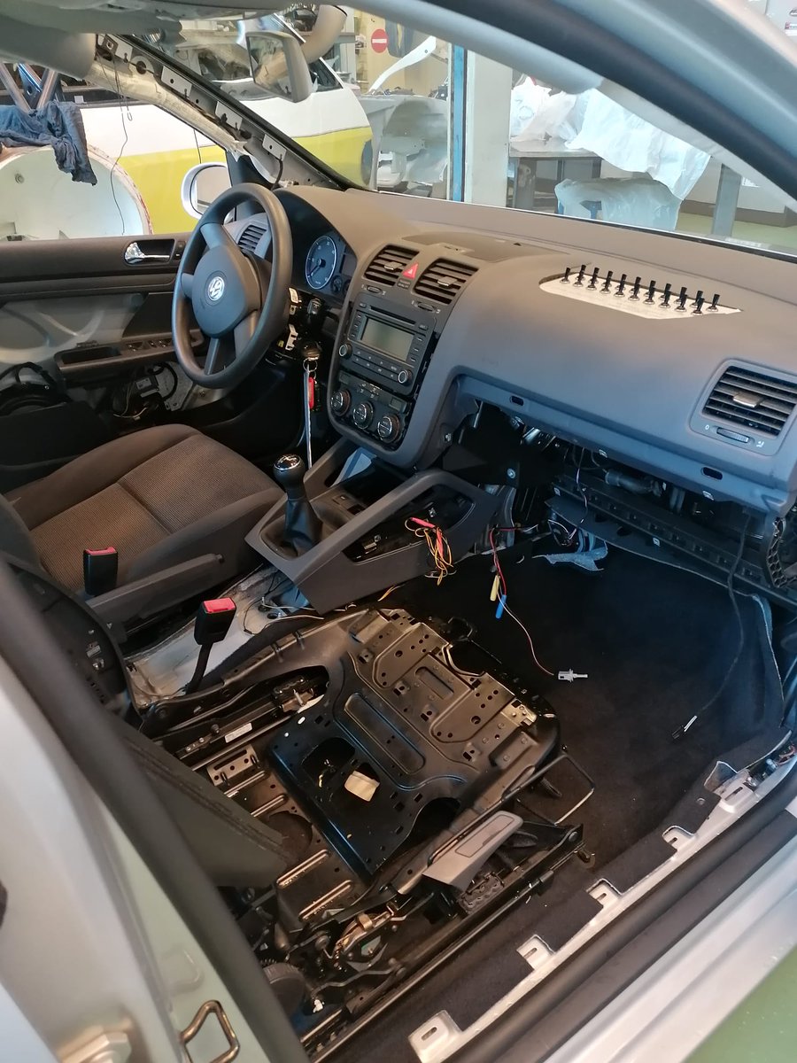 Studenten motorvoertuigentechniek aan de slag met een trainingsauto van Pon Nederland! Dankzij deze trainingsauto kunnen studenten oefenen met het stellen van 20 verschillende diagnoses. ow.ly/ZvfF50M5j2e