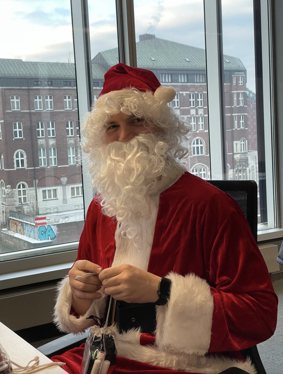 Ho, ho, ho...! 

Von drauß vom Walde kommen Sie her - das bedeutet es weihnachtet sehr! Gemütlich trudeln die Kollg:innen im Büro ein und machen sich für unsere heutige Weihnachtsfeier bereit. Wir freuen uns auf gemütliche und schöne Stunden zusammen!

#xmas #agile #itagile