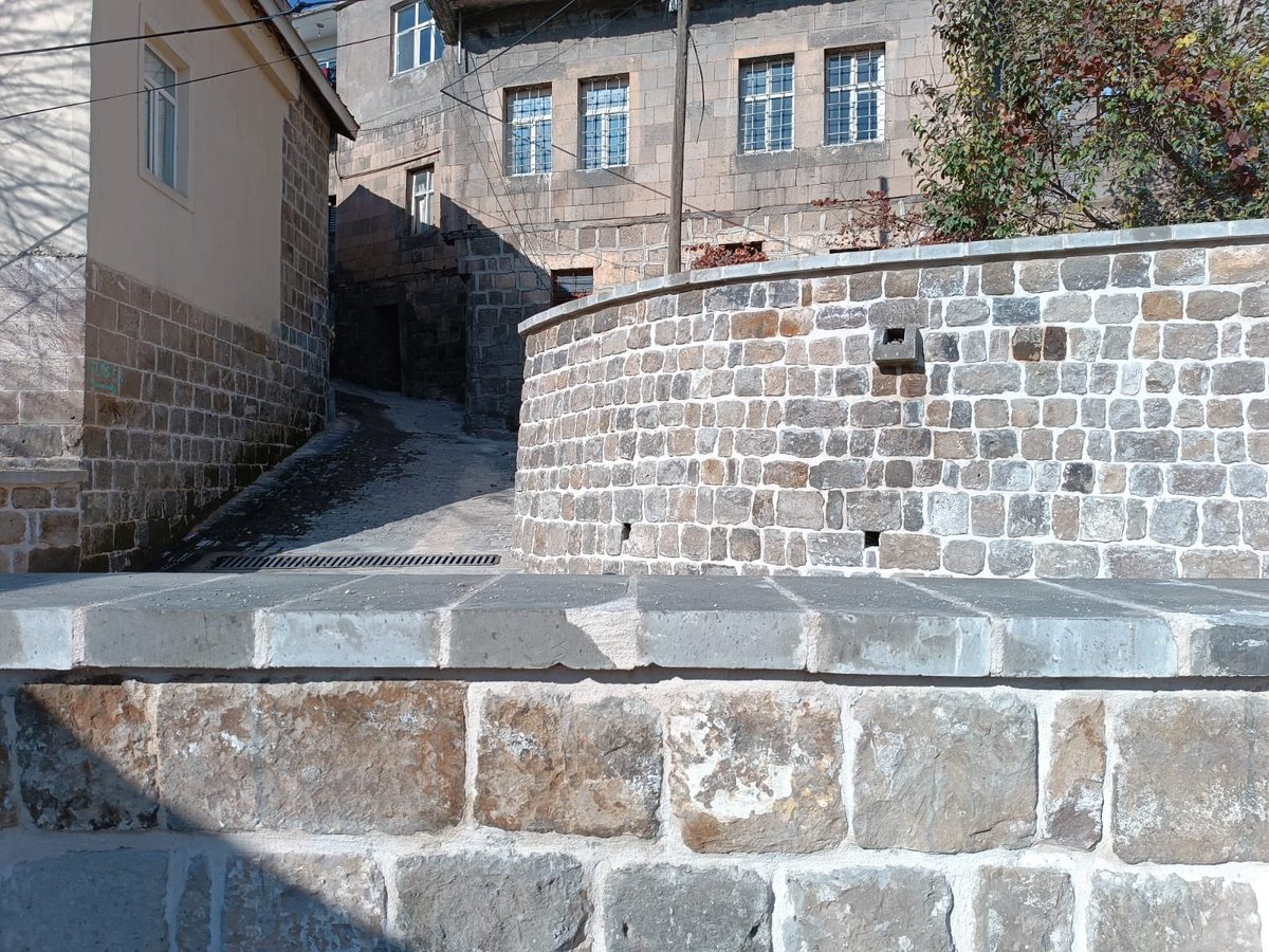 BitlisName's tweet photo. Bitlis merkezde bir yıldır süren “Dere Islahı” projesi kapsamında bir çok restorasyon çalışması s��rmektedir.

Uzun yıllardır harabe olan Müştakbaba mahallesi “iyileştirme” projesi kapsamında tarihi görünümüne yeniden kavuştu. https://t.co/dOIHh3ihsB