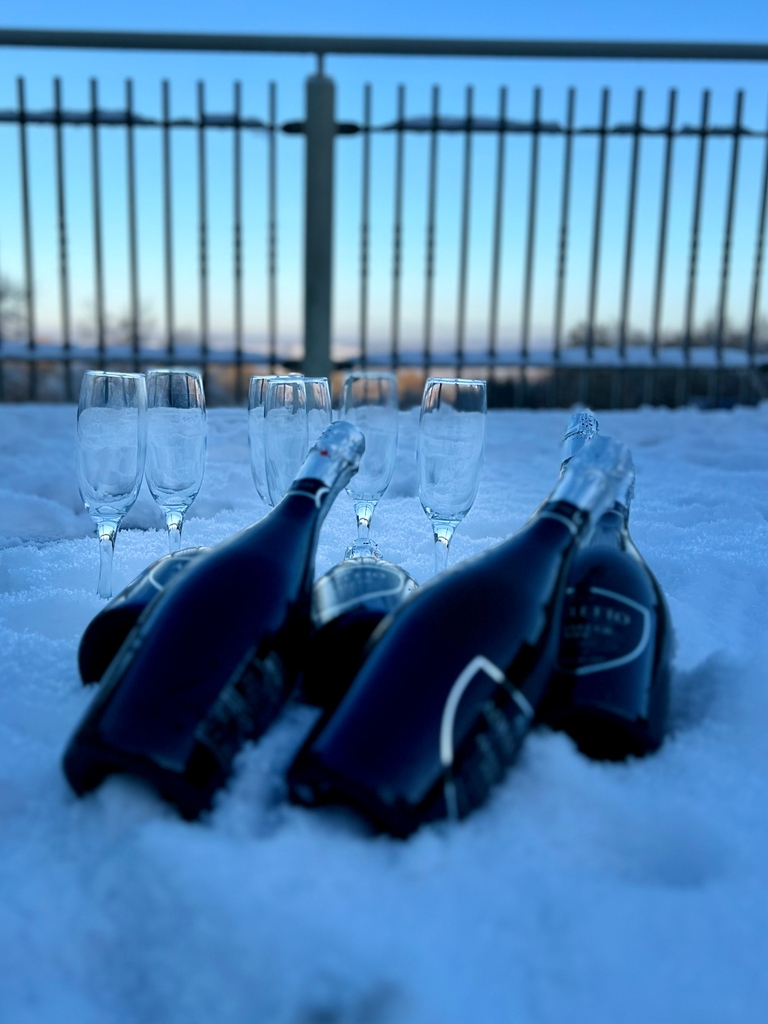 GraffitiSigns_'s tweet photo. Cheers!

Today Graffiti Design are on their annual Christmas celebration, have a fantastic Friday everyone!

#signage #signmakers #signmaking #signagecompany #christmas #christmascelebration #workchristmasparty #snow #christmasparty #happyfriday https://t.co/TGopeLAr6e