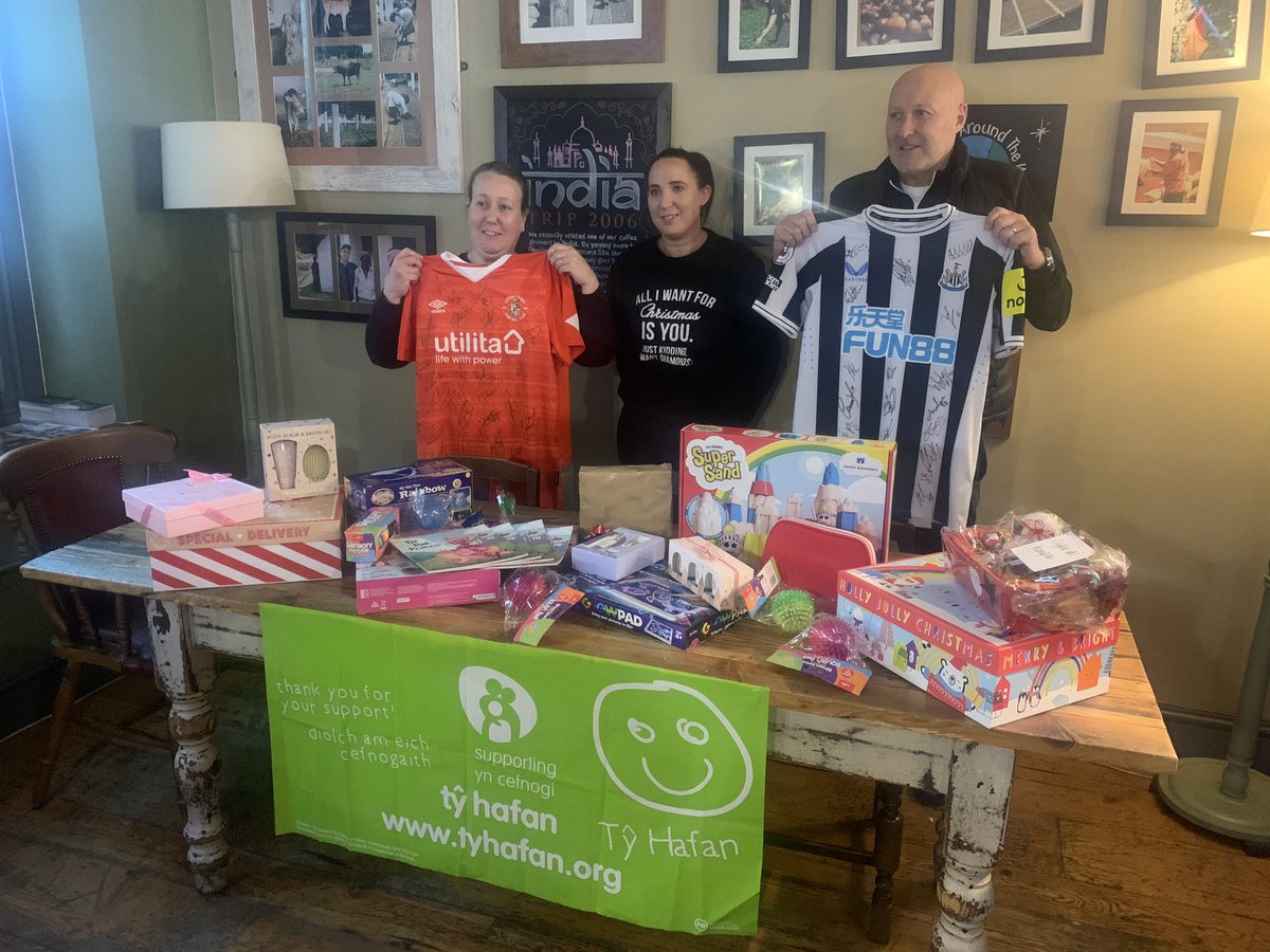 GSportsDataTech's tweet image. Some great work by the staff @coffeenumber1 #Penarth collecting for @tyhafan Thanks to the football family for supporting.