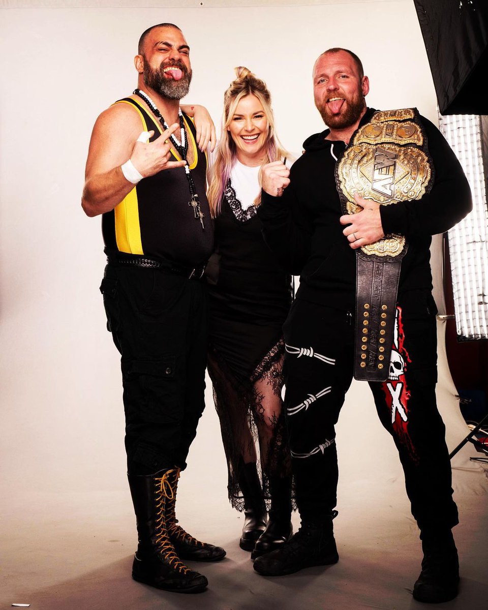 99% of people won't retweet this because they are NOT worthy of having such pure and wholesome images on their timelines. #JonMoxley #EddieKingston #Renee