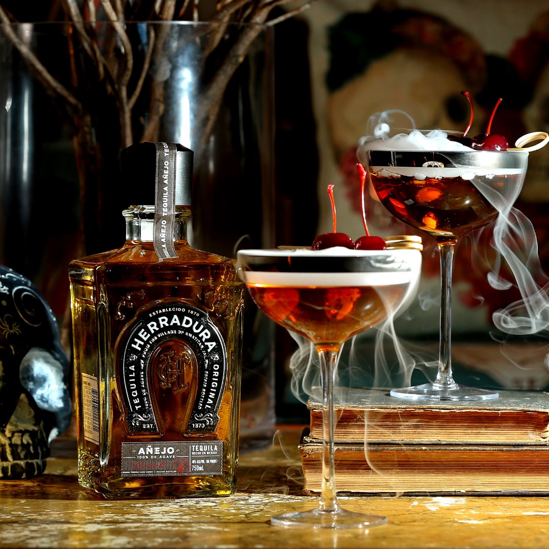 Elegante y extraordinario.
Cóctel El Manhattan de Herradura:
60 ml Tequila Herradura Añejo
15 ml Vermut dulce
15 ml Licor de chile ancho
3 golpes Bitter Chocolate
Decorar con dos cerezas. ¡Listo!
<a href="/HerraduraTeq/">Tequila Herradura</a> #tequila #destilados #hostelería