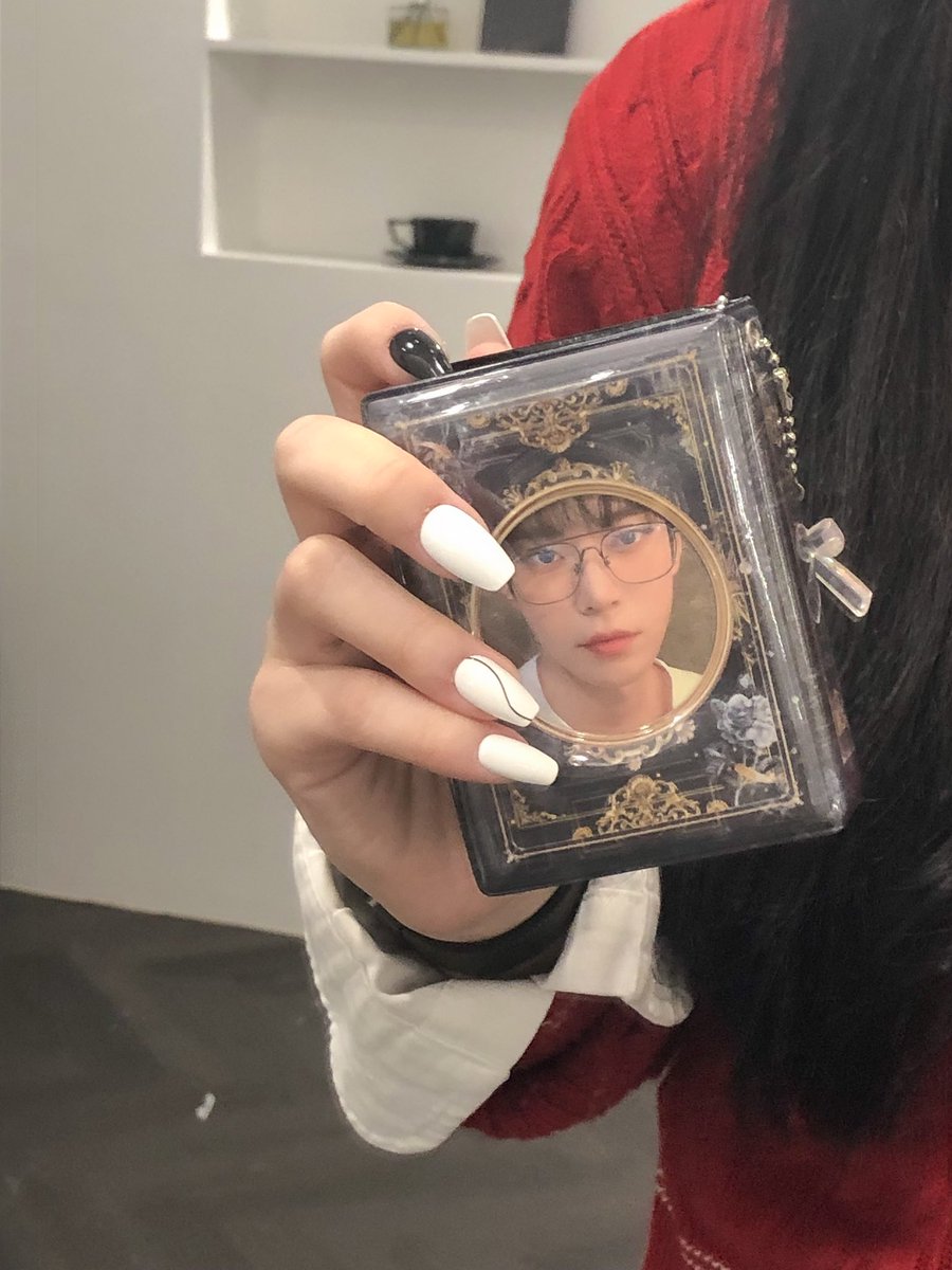 fersen__'s tweet image. 한 손에 착 🤍🖤