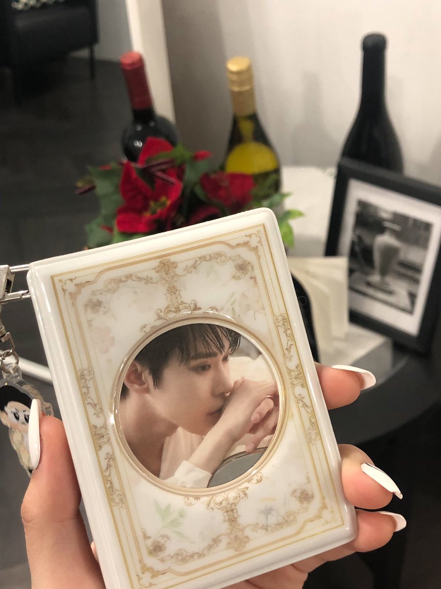 fersen__'s tweet image. 한 손에 착 🤍🖤