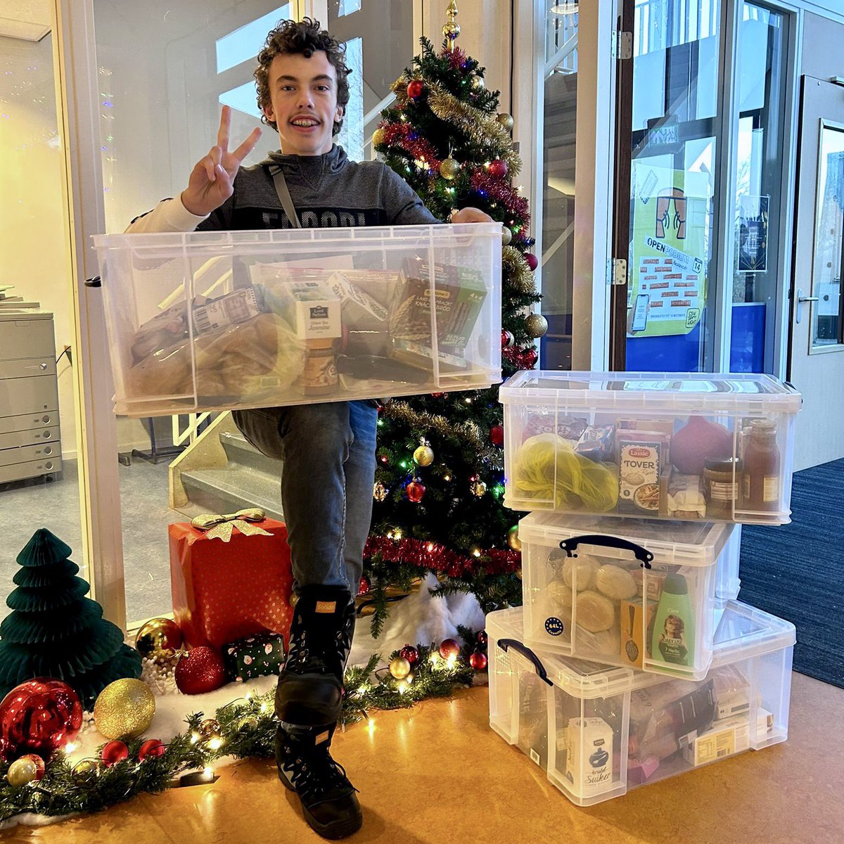 Leerlingen van CSW Bestevaêr doen dit jaar mee aan de 20 x 5 Challenge: kerstpakketten samenstellen voor minder bedeelde gezinnen. 🎁🎄♥️