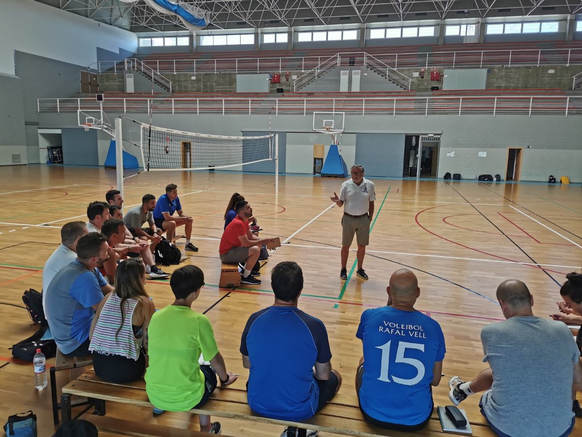 Generalmente ningún entrenador ha podido dirigir un partido,una competición, en condiciones optimas, siempre encontrará,por mucho que lo prepare, carencias e imperfecciones. Los entrenadores con experiencia saben conformarse con lo que tienen y sacarle el máximo rendimiento.