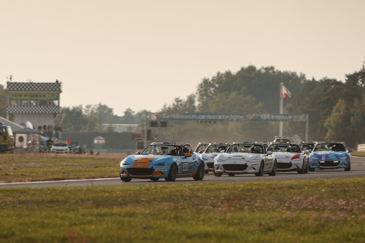 Mx5cupMazda's tweet photo. Zagraniczna ekspansja Unitel Mazda MX-5 Cup

 Puchar Unitel Mazda MX-5 Cup Poland wystartował w sezonie 2021 i od razu zdobył dużą popularność wśród krajowych kibiców wyścigów. Na trzeci sezon organizatorzy szykują mnóstwo nowości. 
Więcej na stronie: 
https://t.co/Ix65TJQt9A https://t.co/fG7MTfpFFQ