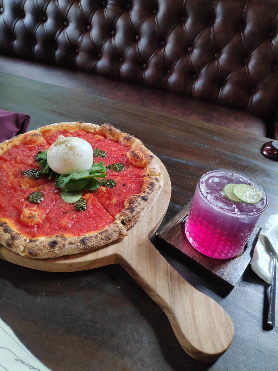 Mencoba resto pizza baru di sebrang Ambarrukmo Plaza. Namanya Giorno's Pizzeria. Ownernya punya pabrik keju sendiri.
Kebetulan pesen Di Burrata Pizza, burratanya melted dan enak, tekstur pizzanya lebih on the crunchy side, tapi menurutku lebih ramah di lidah orang Indo