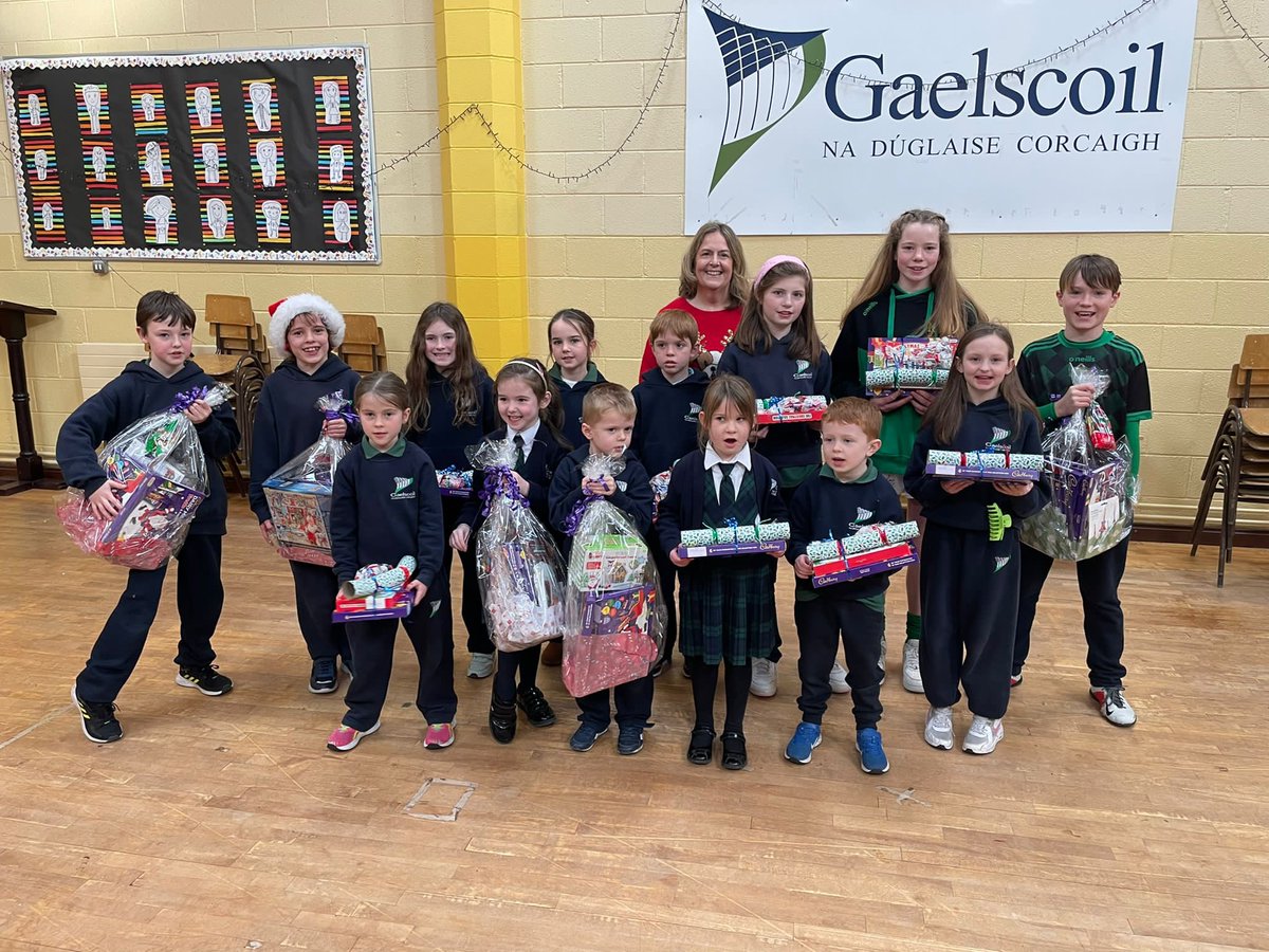gaelscoilnadug1's tweet photo. Comhghairdeas leis na páistí a bhuaigh duaiseanna sa chrannchur inniu . Grma le Cumann na dTuismitheoirí #NollaigShona https://t.co/vbAfwazZUM
