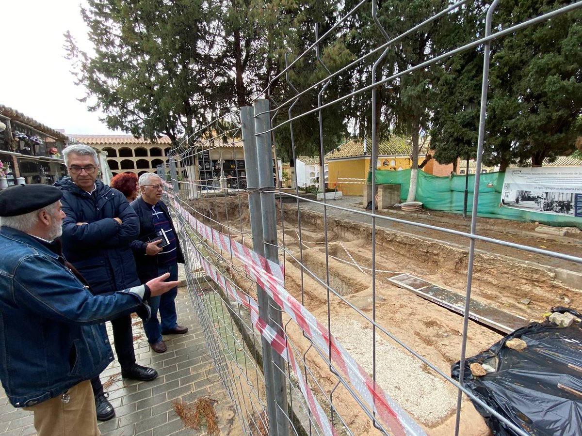 manololay's tweet photo. Este viernes en #Osuna hemos visitado los trabajos de exhumación de las víctimas republicanas represaliadas por el fascismo en una fosa común del cementerio.
Gracias al equipo de @OsunaRecuerda :)
Verdad, Justicia y Reparación. https://t.co/CUPqUVUEIz
