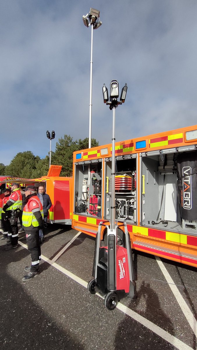 AndresHorcajo75's tweet photo. Hoy hemos acudido a la presentacion del #PlanInclemenciasCM ❄️ y de los nuevos medios materiales de #ERIVE ❤️🚨🦺
#lasprotescuentan
#ProteccionCivil https://t.co/vW3vMR1m5l