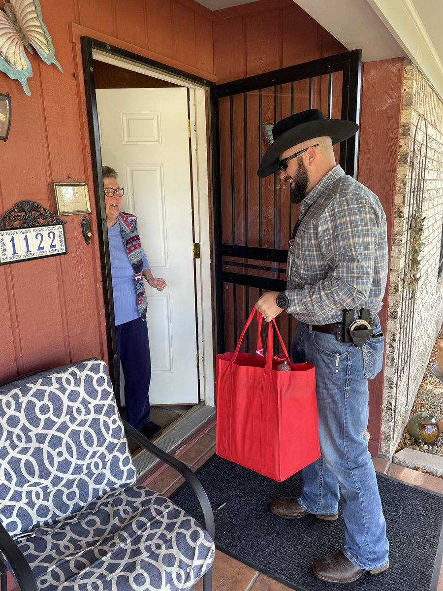 BeltonPolice's tweet photo. Santa dispatched his elves all over Belton to make these incredible #SilverSanta deliveries.🎄 #ThisIsWhyWeServe💙 https://t.co/k9xknLZDWW