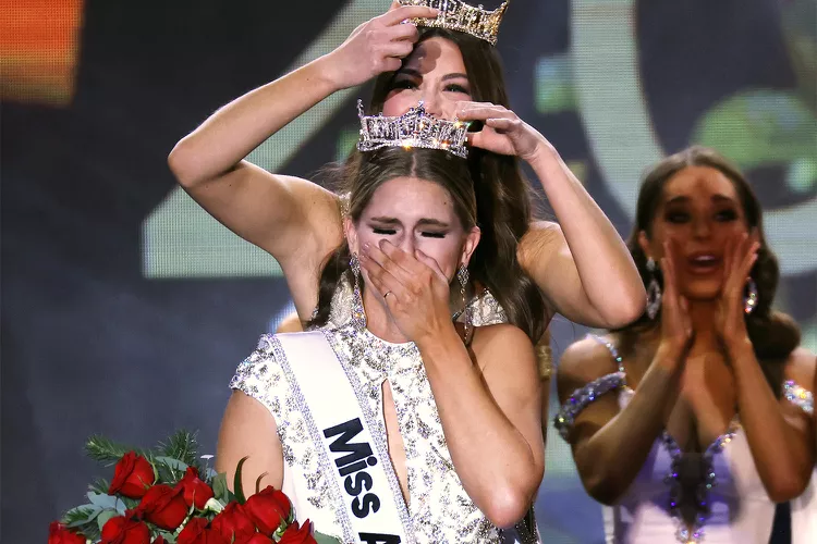 UWSPWausau's tweet photo. Congratulations Grace Stanke, former UWSP at Wausau student. The #uwspwausau campus celebrates your new title, Miss America 2023 🎉💜💛 https://t.co/lwBFWUEjvf