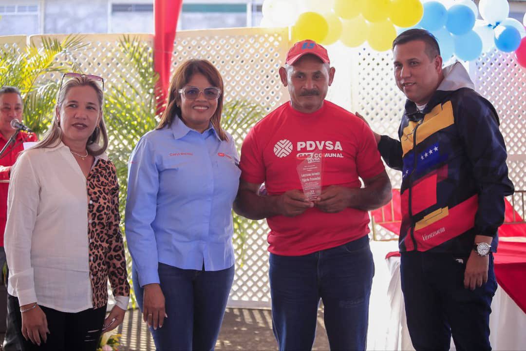 CarylBertho's tweet photo. También entregamos reconocimientos por años de servicios a los trabajadores y trabajadoras, un merecido homenaje, a  quienes son los garantes de que el servicio de gas doméstico llegue a cada hogar del país.🇻🇪🏡  

#BARINAS #GestionParaElPueblo. https://t.co/TaFvAxYD1y