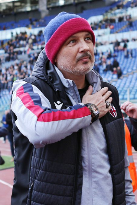 Falleció Sinisa Mihajlović a los 53 años, tras una dura lucha contra la leucemia. Casi toda su vida estuvo ligado al fútbol 🇮🇹. Dirigió Bologna-Catania-Fiorentina-Serbia 🇷🇸-Sampdoria-Milan-Torino. Uno de esos pateadores de tiros libres con marca registrada. Que en paz descanse.