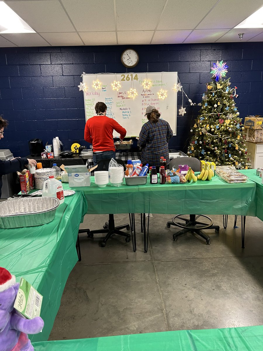 Associate Appreciation Breakfast at #2614. Looks good, tastes even better!  Enjoy team, you’ve earned it. <a href="/charlesatlowes/">charlesatlowes</a> @AlexStempovschi <a href="/HR_KristenS/">Kristen Stumpf</a>