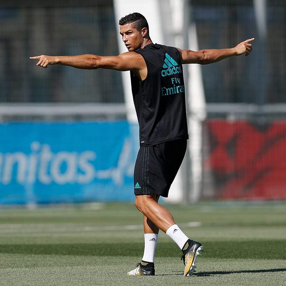 AdriRM33's tweet photo. ¿Tú firmarías a Cristiano Ronaldo solo 6 meses hasta verano?

¿SÍ O NO? 👀 https://t.co/mSSatdWFZw