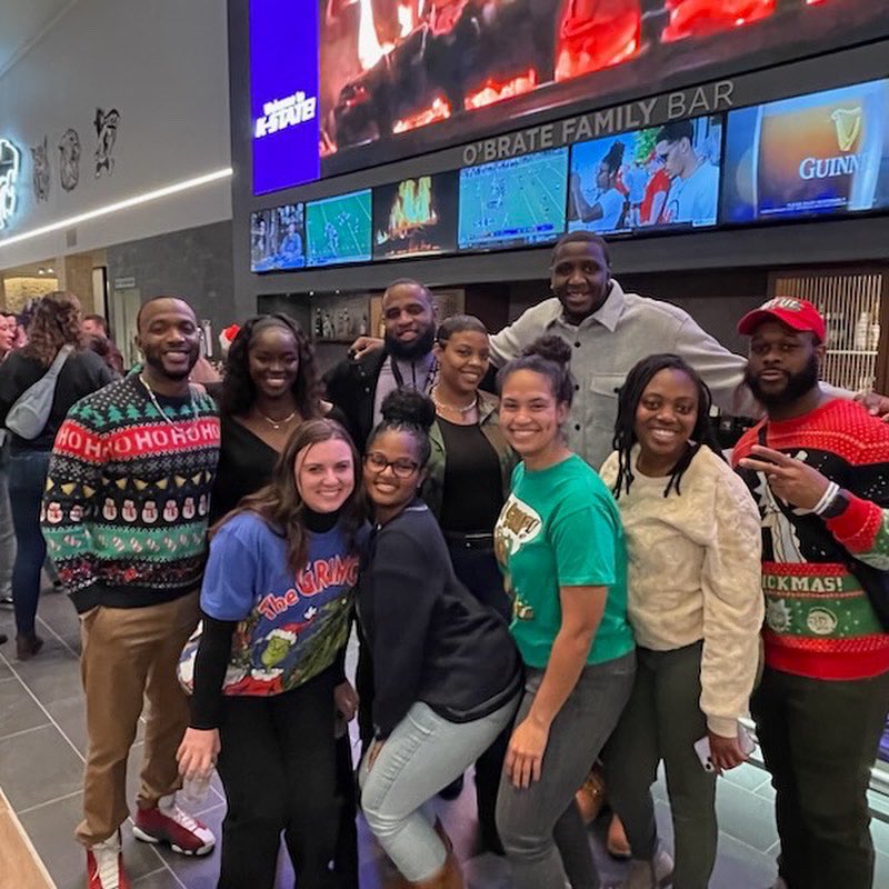 2B_TheEnergyGuy's tweet photo. Closing the Year with my new K-State Friends! Thank God for this Winning Circle🎄 #myenergyiscontagious https://t.co/oIMSnFJK3x