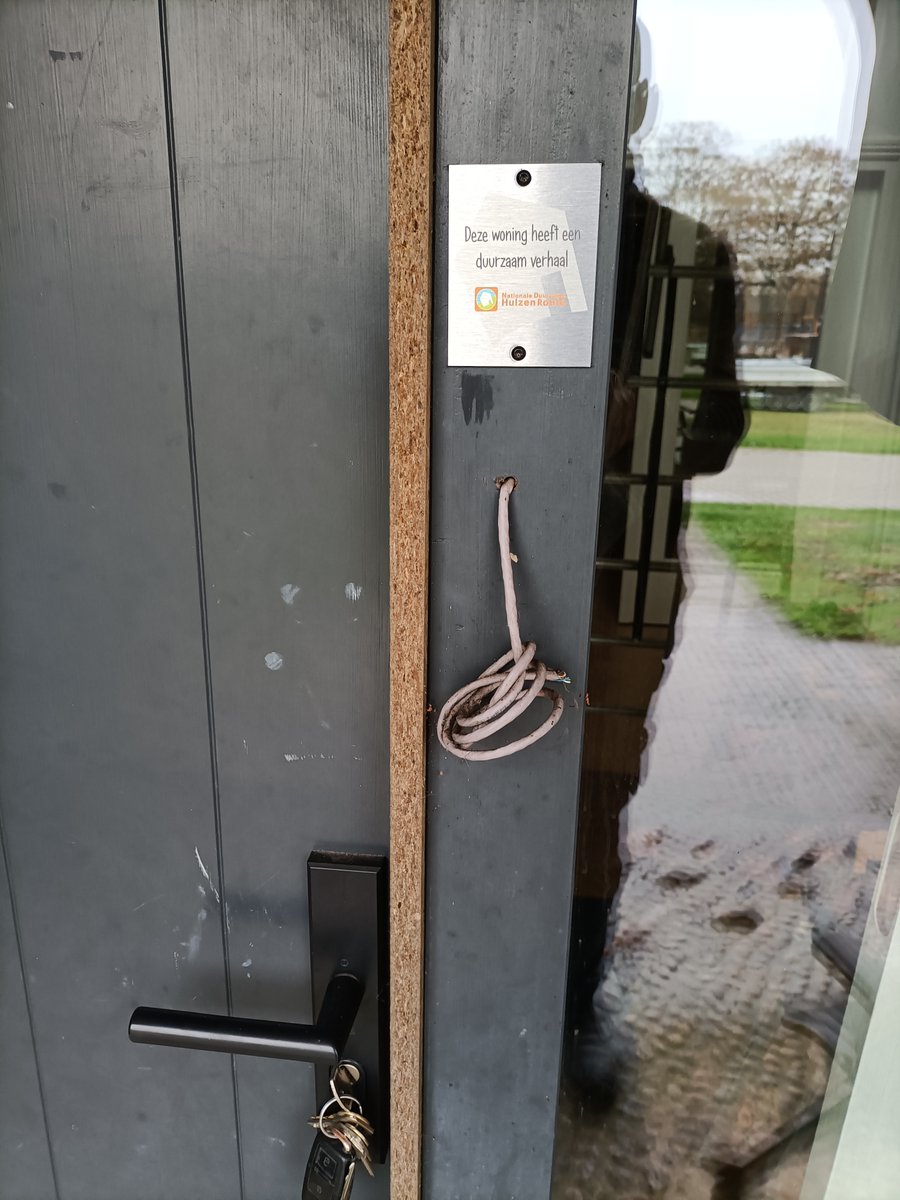 Duurzame woningen die meedoen aan de Duurzame Huizen Route zijn voortaan ook op straat al te herkennen aan deze schildjes! 💚🏠

Voor alle huiseigenaren die hun huis op de website van de Duurzame Huizen Route hebben staan, is er een schildje voor op hun woning beschikbaar.