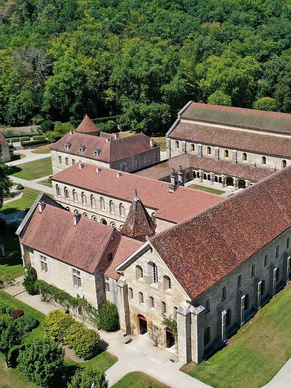 Fondée en 1118 @AbbayeFontenay en #Bourgogne vous accueille pendant toute la saison d'#hiver ! ❄️ #patrimoine #UNESCO 📸 Pierre Holley / @AbbayeFontenay / BFCT