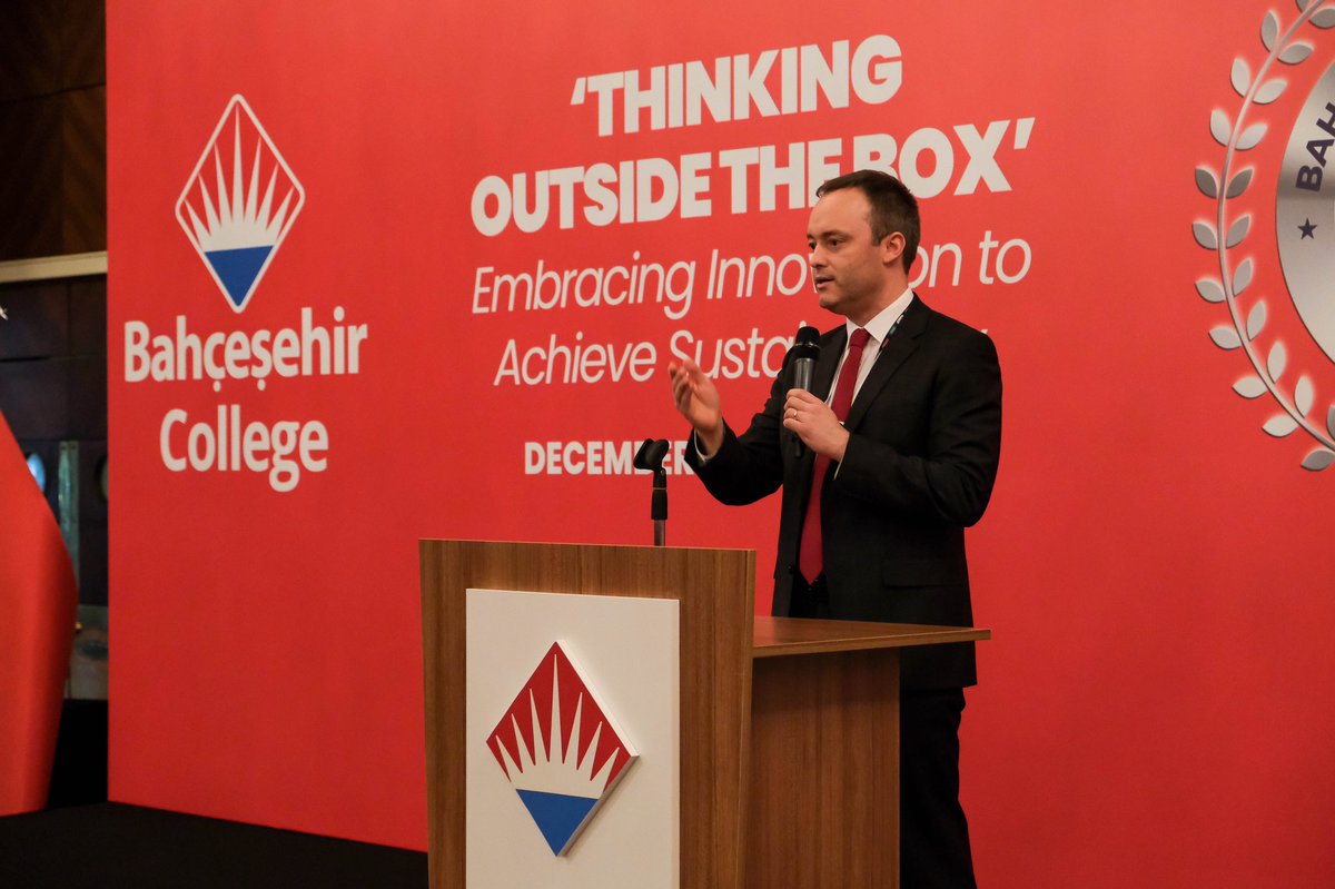 45 kampüsten 450 öğrencimizin katılımıyla gerçekleşen #JMUN 
Genel Müdürümüz Özlem Dağ, Genel Müdür Yardımcımız Dr. Özge Aslan ve Yabancı Diller Direktörümüz Matthew Benton’ın katılımıyla başladı. 

#bahçeşehirkoleji