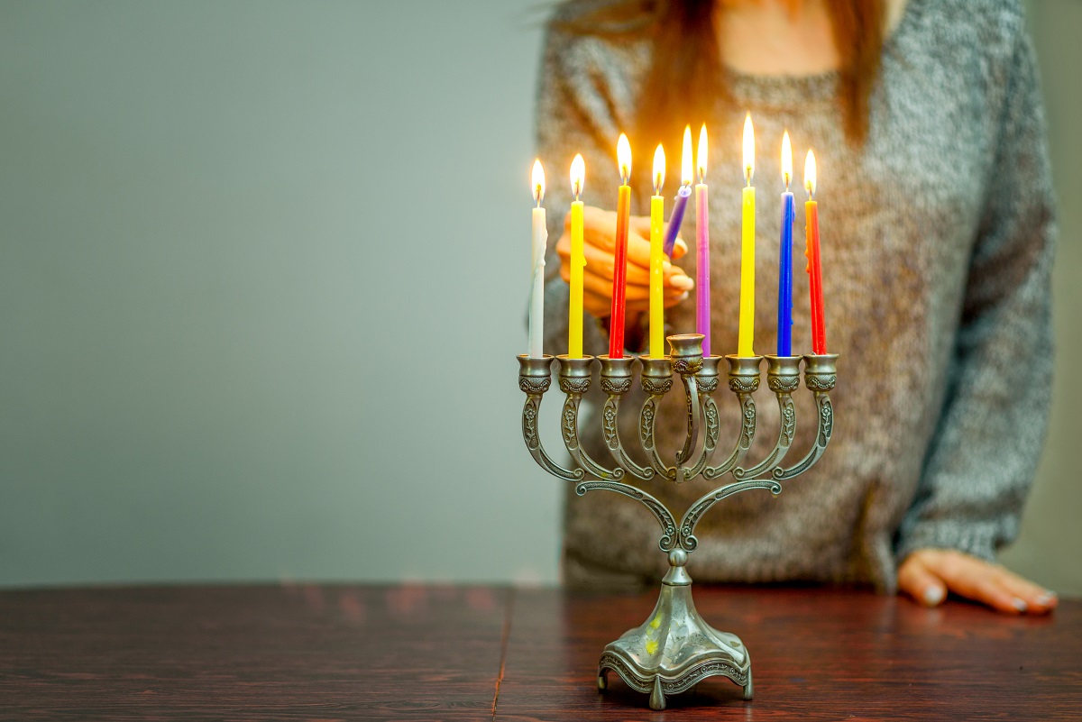 vipHomeLink's tweet image. Use only menorah candles in the menorah and refrain from walking around with lit candles. Also, using long-tipped lighters can save your fingers from any accidental burns! #Hanukkah #VHLtips #Candles #HomeSafety #HolidaySafety