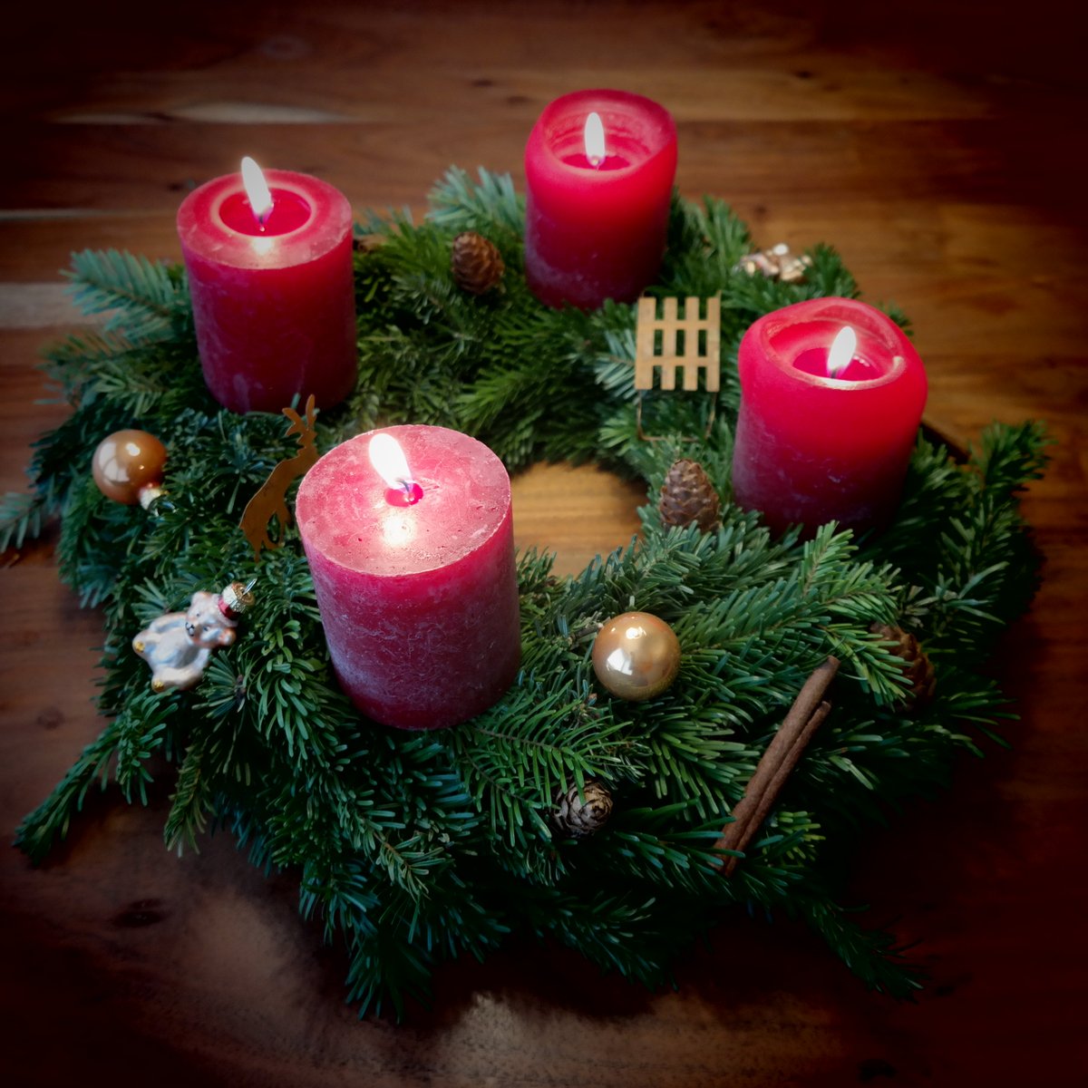 NHellmann96's tweet photo. Ein selbst gebundener Adventskranz ist immer noch der schönste! 🕯
In dem Sinne wünsche ich Euch und Ihnen einen frohen und besinnlichen vierten Advent.
Zeit, um noch einmal innezuhalten und sich auf die kommenden Feiertage mit der Familie zu freuen.🎄 https://t.co/qDPvpkxW81