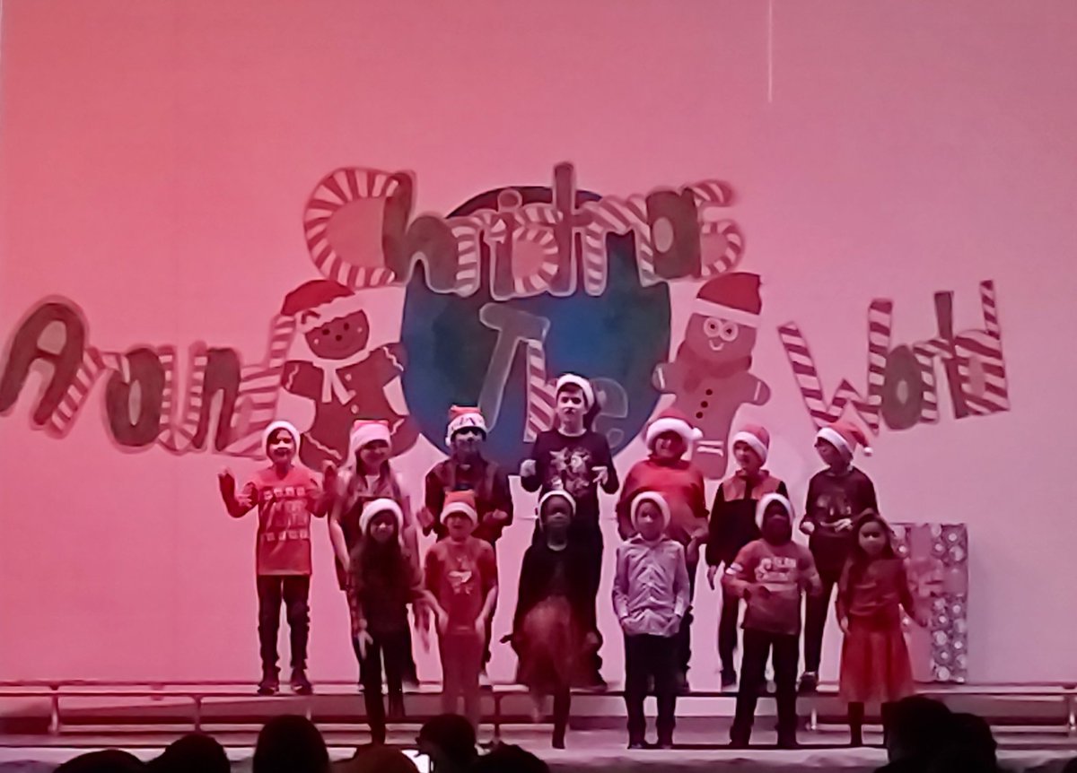 GSD_ycdsb's tweet photo. Congratulations to all the primary students for a fantastic Christmas Around the World concert! Thank you to all the staff and students who helped make the concert a success.@YCDSB @TheresaMcnicol1 @RelDept_YCDSB https://t.co/0iaKifKZAn