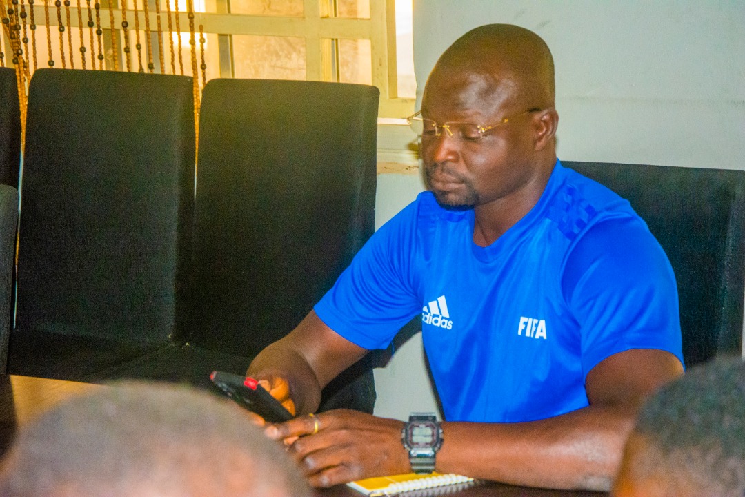 ToshSports's tweet photo. 7th @adamuyolacup
LOC Chairman Uwaeme Promise currently having a review session with the referees ahead of Saturdays tournament opener.
#AdamuYolaUnityCup
#UnityCup22
#FinalRound https://t.co/xm9iSNpNQE