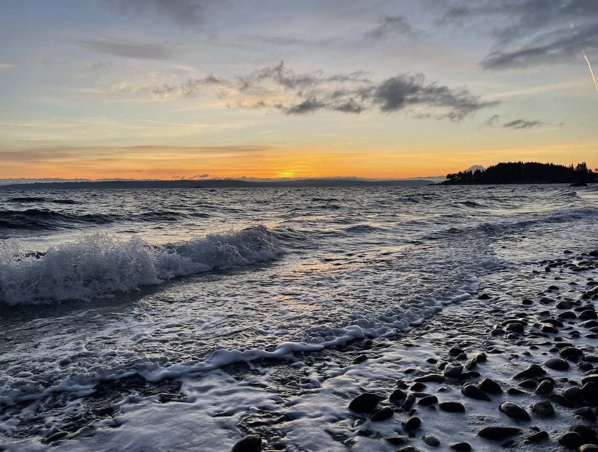 mackenzieimages's tweet photo. #sunrise #Seattle #PhotoOfTheDay #photography #komonews Stunning sunrise as captured from Bainbridge Island, WA https://t.co/jUj2P4MIBu
