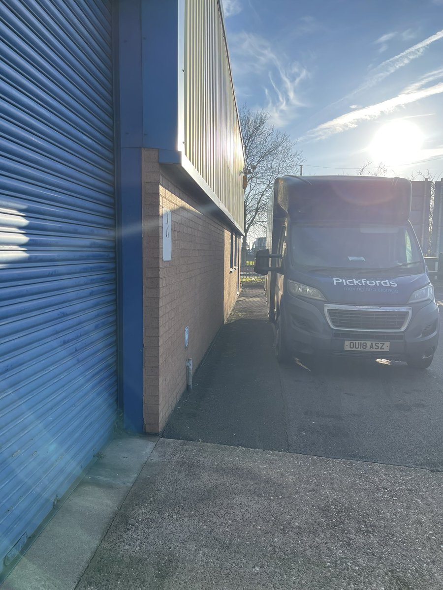 Ballscrews's tweet photo. Pickfords van blocked me in at work - put a post it on his windscreen - this was his answer @Pickfords https://t.co/Dm16KnruMp
