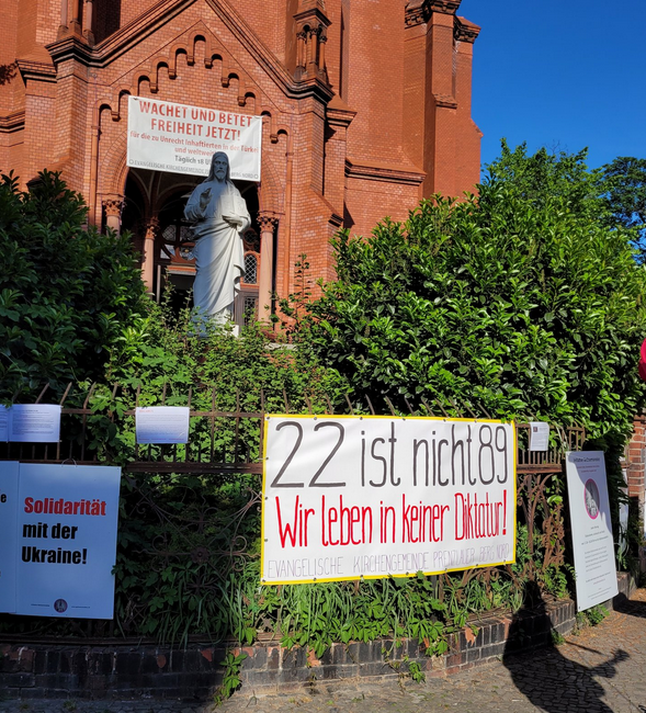 BerlingegenNazi's tweet photo. Mo, 19.12.22 - Es gibt wöchentlich weiterhin kleine "Montagsdemonstrationen" aus dem verschwörungsideologischen Spektrum. Dieser Artikel informiert die betroffenen Anwohner_innen fortlaufend über Anmeldungen und etwaige Gegenproteste. (31. Update) #b1912
https://t.co/4StsBYatGv https://t.co/IUmcaw3ohx