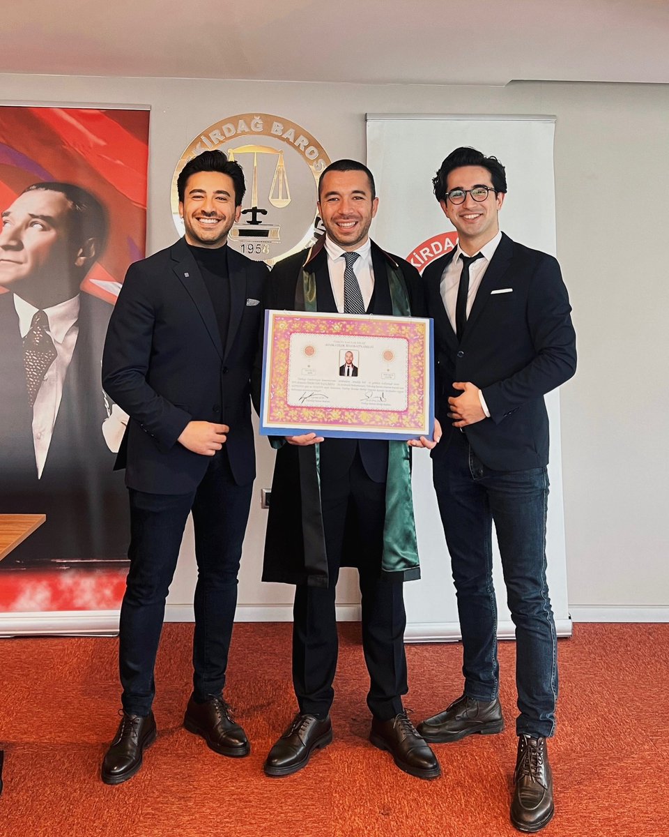 Bu da 3 erkek kardeşten son mezuniyet pozu.