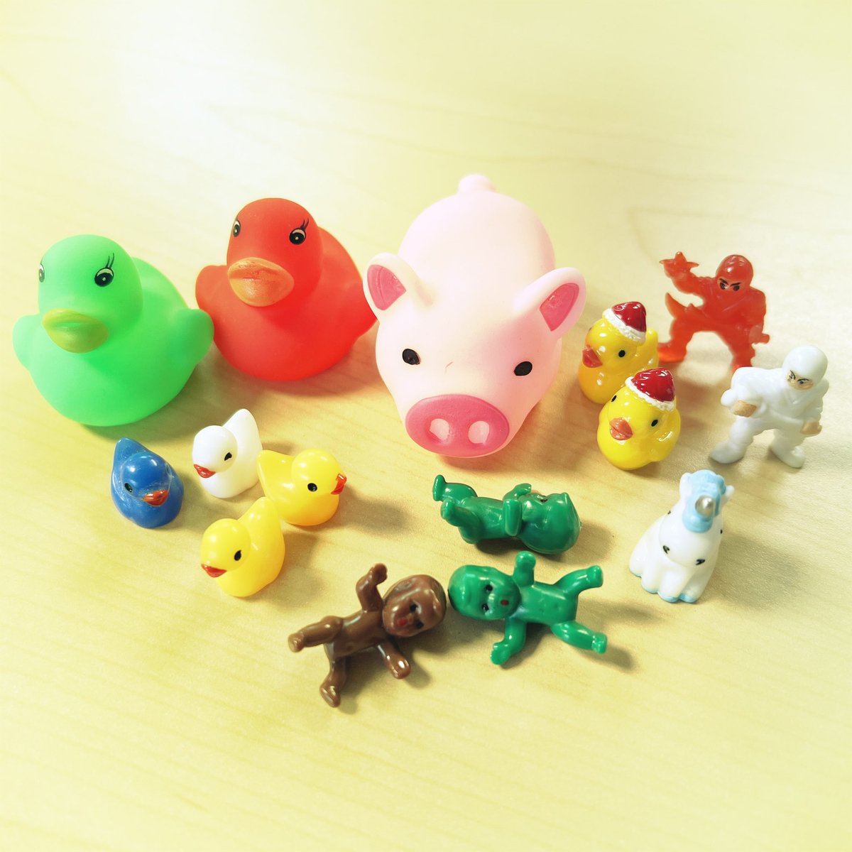 MrsLeininger3's tweet photo. First there were little ducks all over JB then bigger ducks, then babies, followed by pigs, unicorns, Santa ducks, ninjas and now giant ducks!  #jbsrocks #gcsc #wegotducked https://t.co/th57EBBfjs