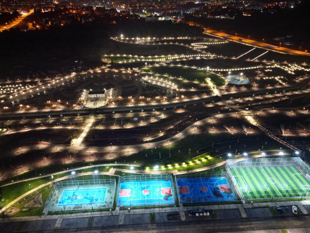 Adıyaman’a çok yakıştı.

Şehrinizin çehresini değiştirecek olan #Adıyaman Millet Bahçemiz hizmete giriyor.

452 dönüm alanı ve müştemilatı ile Türkiye’nin en büyük ve en modern Millet Bahçelerinden biri olan bu muhteşem projeden gece görünümü.

Hayırlı olsun.
#YaparsaAkPartiYapar