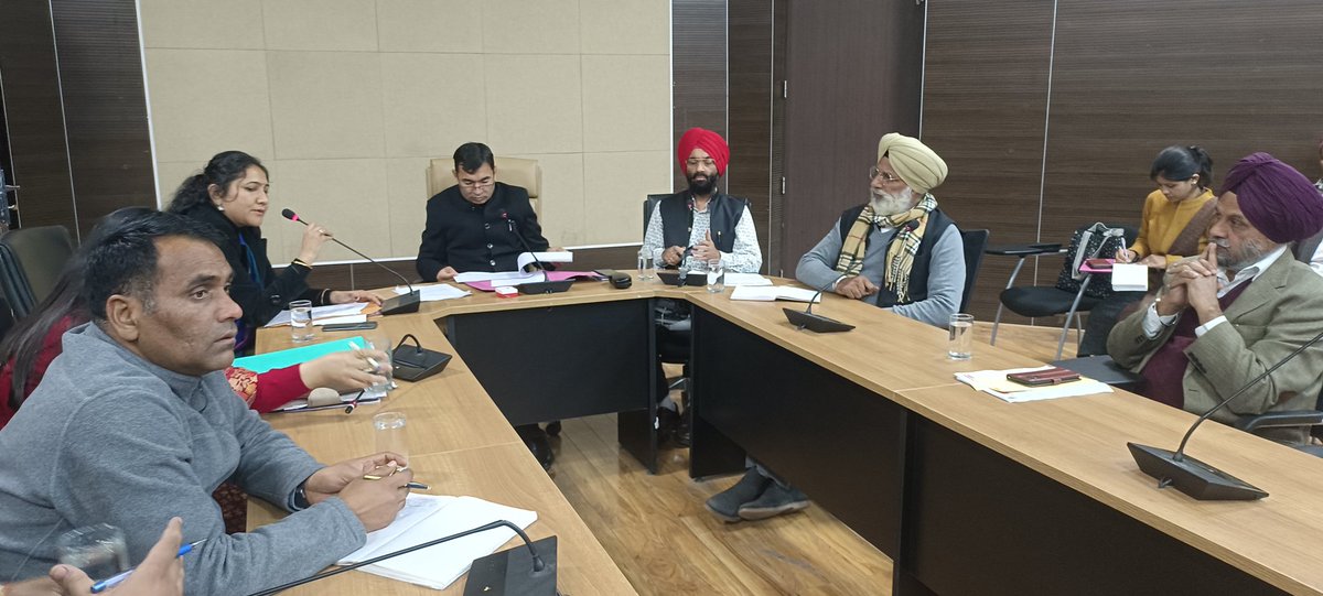 Kailashbhatt120's tweet photo. Pea/ Millet #ValueChain working groups participate in meeting of #GreenPeas farmers , Mandi  and  #Processors under the chairmanship of ADM and CHO of Udham Singh Nagar at  District Magistrate's office, Rudrapur.
#millet 
#hilans
@basava_ias @IFADSouthAsia @MoRD_GoI @nitikakh22 https://t.co/D6SZORGfPn
