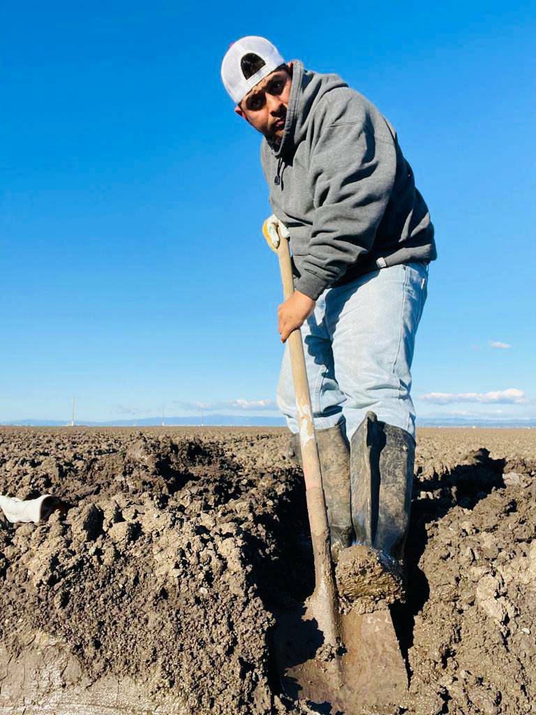 UFWupdates's tweet photo. My name is Daniel. I've been a farmworker for 26 years. It is very important that immigration reform pass so farmworkers can visit their relatives. I have family and friends who have gone 15-20 years without seeing their family. Congress must pass this bill. #WeFeedYou https://t.co/DdRV5fPmqM