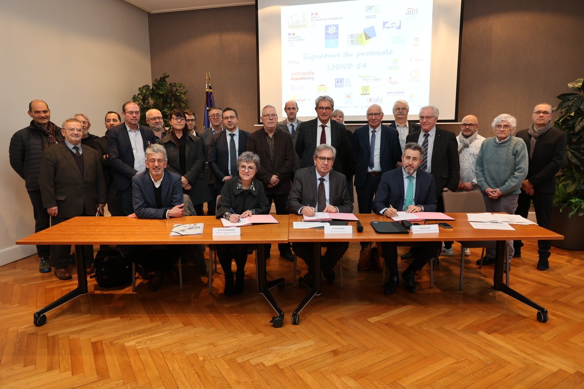 Prefet54's tweet photo. #bâtidégradé | Signature du #PDLHIND &amp; d'1⃣ convention avec le Multipole Nancy Sud Lorraine pr 1⃣ appui:
✅en ingénierie (recrutement via le #fnadt)
✅financier via la #DETR pr les projets de reconquêtes de centres-bourgs
✅technique ds la mise en œuvre des procédures nécessaires https://t.co/Nfp6UDi3F4