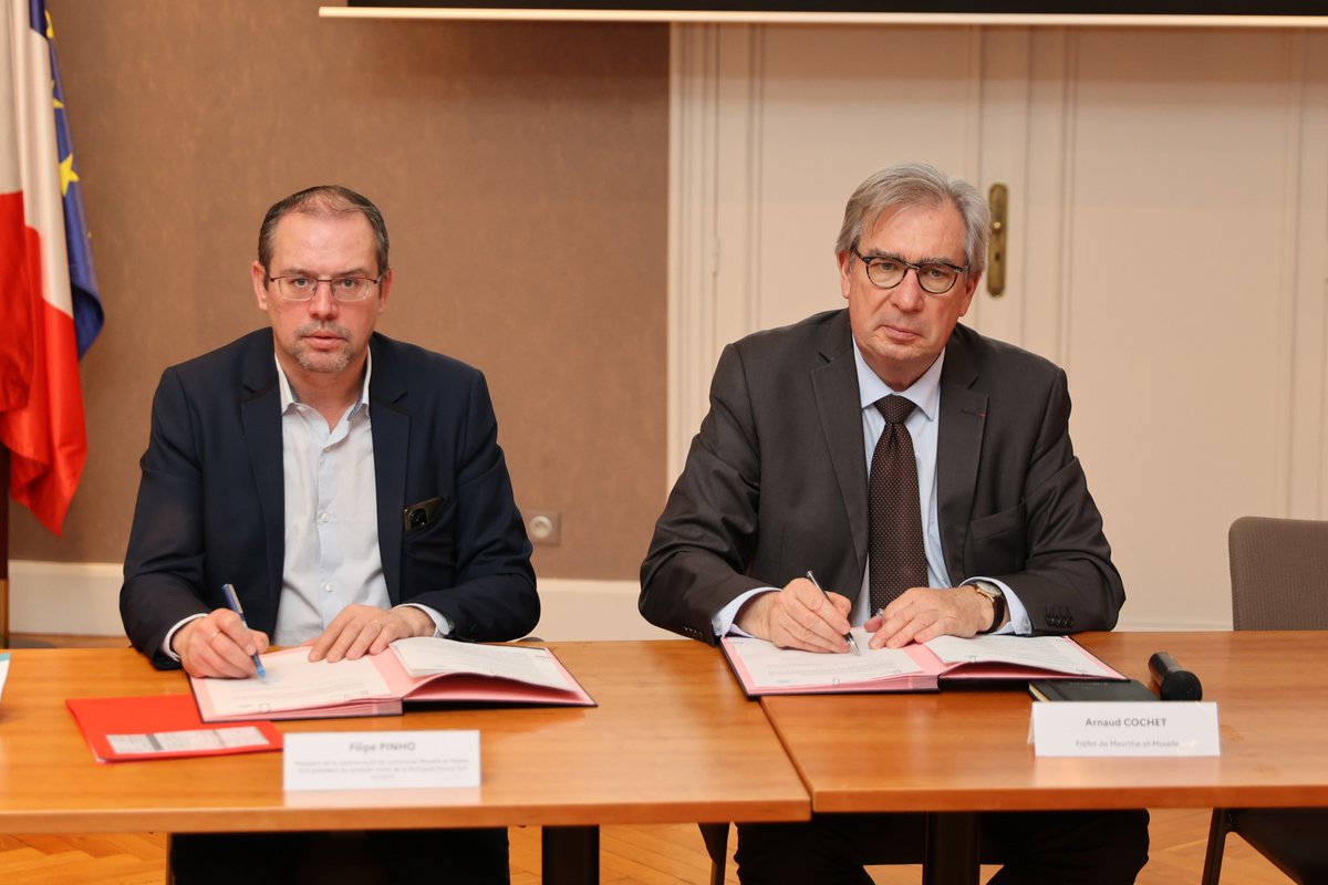 Prefet54's tweet photo. #bâtidégradé | Signature du #PDLHIND &amp; d'1⃣ convention avec le Multipole Nancy Sud Lorraine pr 1⃣ appui:
✅en ingénierie (recrutement via le #fnadt)
✅financier via la #DETR pr les projets de reconquêtes de centres-bourgs
✅technique ds la mise en œuvre des procédures nécessaires https://t.co/Nfp6UDi3F4