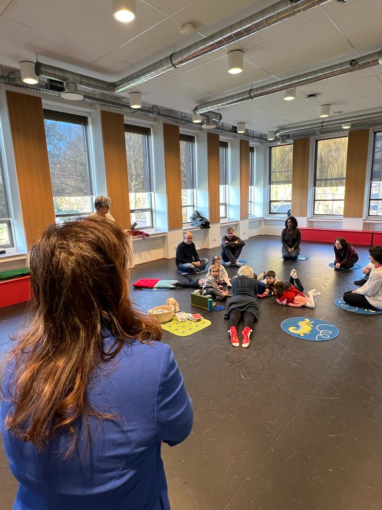 Trias, Centrum voor de Kunsten (@triasrijswijk) on Twitter photo Vandaag mochten we de nieuwe burgemeester <a href="/Huri_Sahin/">Huri Sahin</a> verwelkomen bij Trias. Bij juf Jacqueline kreeg de burgemeester een kijkje in de muziekles voor peuters. Namens het hele team danken we de burgemeester voor haar bezoek en hopen haar snel weer te zien in het Huis van de stad✨ Vandaag mochten we de nieuwe burgemeester <a href="/Huri_Sahin/">Huri Sahin</a> verwelkomen bij Trias. Bij juf Jacqueline kreeg de burgemeester een kijkje in de muziekles voor peuters. Namens het hele team danken we de burgemeester voor haar bezoek en hopen haar snel weer te zien in het Huis van de stad✨