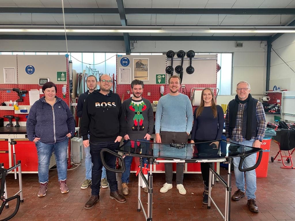 PROMATIS's tweet photo. Mission accomplished! 🚀Live today at the Carglass® product front: Replacing the windshield and performing the required recalibration after. Cool stuff!!! Thanks a lot to the service leader @carglass_de for such a successful team event. 🤩💪
#bestteam #teamwork #bestcustomer https://t.co/5dKQi05Ib5