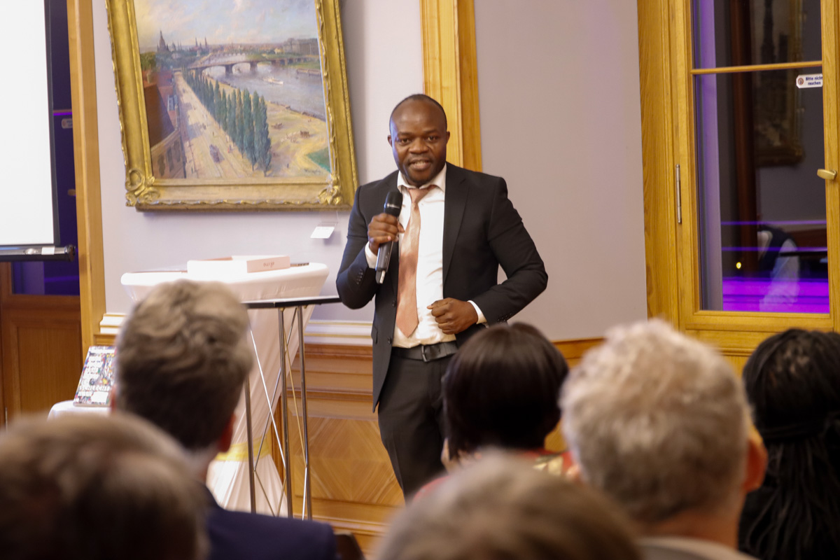 MsaoFuture's tweet photo. Preisverleihung Rückblick auf den 24.11.22: Der Erste CENTURY ENGINEERING AWARD 2022 - geht an AFRIKA: Joseph Oliech vom WEEE CENTER Nairobi nimmt den Preis entgegen: Wir haben eine Lösung für ein globales Problem!! https://t.co/oMUIE5iKGe