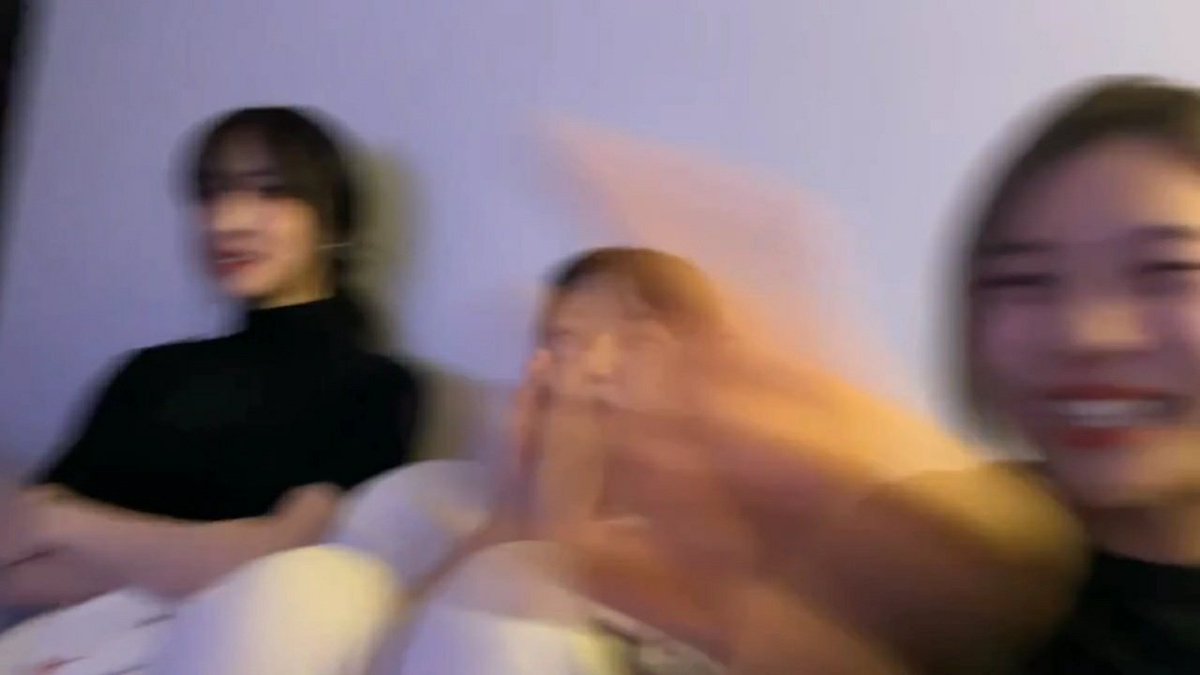 뷰 😈 tweet media