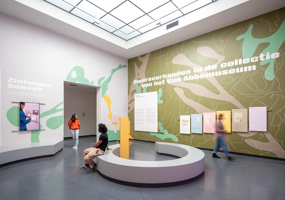 Hoe ervaar jij kunst? De tentoonstelling 'Dwarsverbanden' 'beleef je met al je zintuigen. Benieuwd naar hoe kunst voelt, ruikt en klinkt? Plan je bezoek via 👉 vanabbemuseum.nl 📸 Joep Jacobs