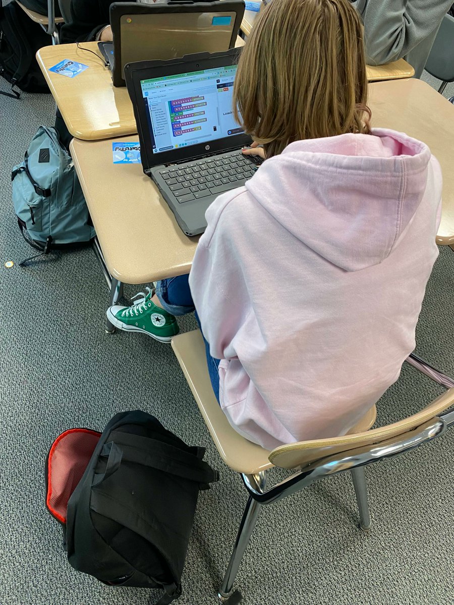 CodeHS_Adam's tweet image. #RT @CodeHS: Students at @meteavalley High School in Illinois got to try out making some beats of their own during #CSEdWeek2022! Thanks for letting the CodeHS team join you during your #HourOfCode session!